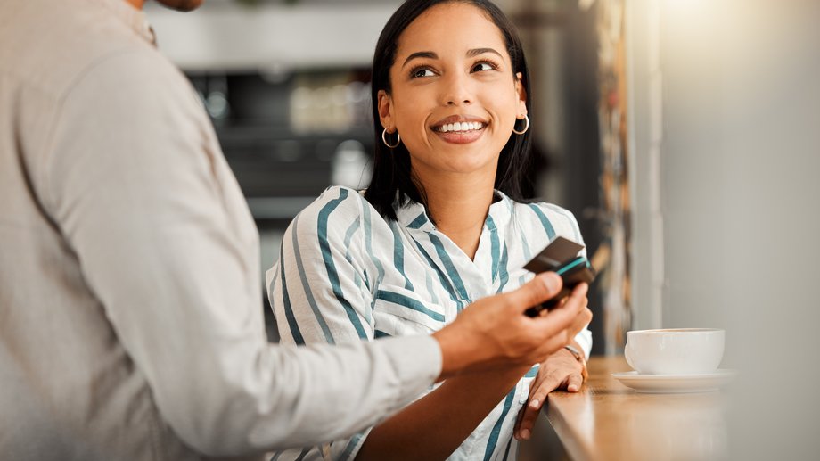 A woman pays digital