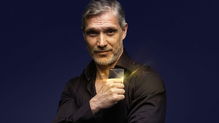 A man holding a G+D Ceramic payment card