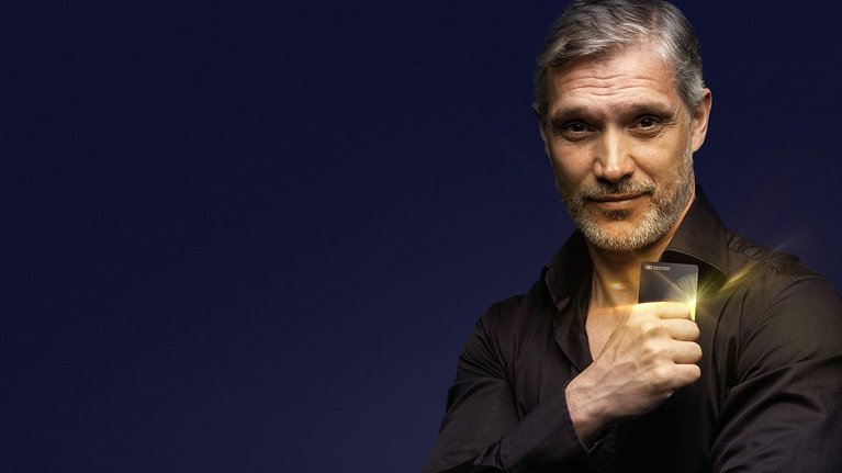 A man holding a G+D Ceramic payment card