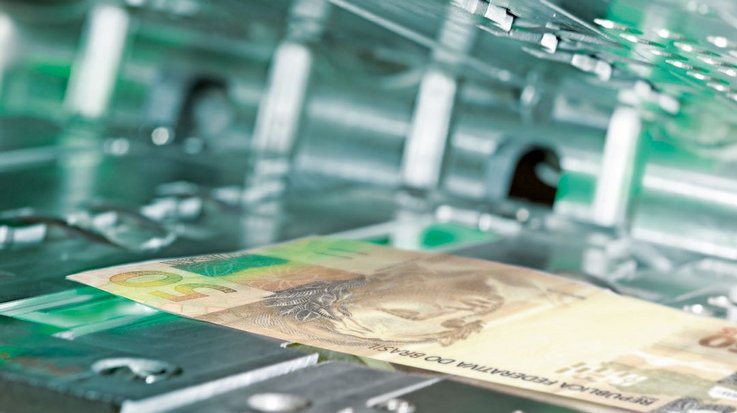 A Brazilian 50 Reais banknote being scanned in a banknote processing system