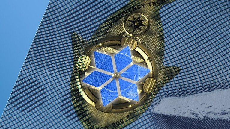 The varifey ColourChange in the shape of a golden fish, in which a snowflake is incorporated in the transmitted light