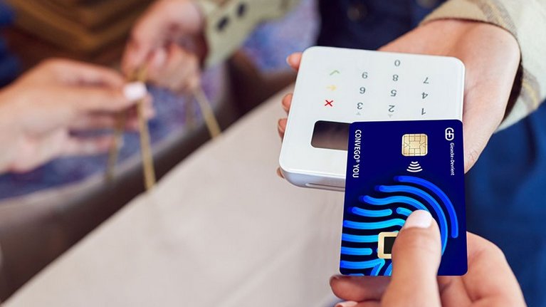 A customer pays for her purchase in a clothing store contactless with the Convego You credit card