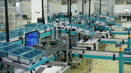 Hall with conveyor belts transporting NotaTray loading modules