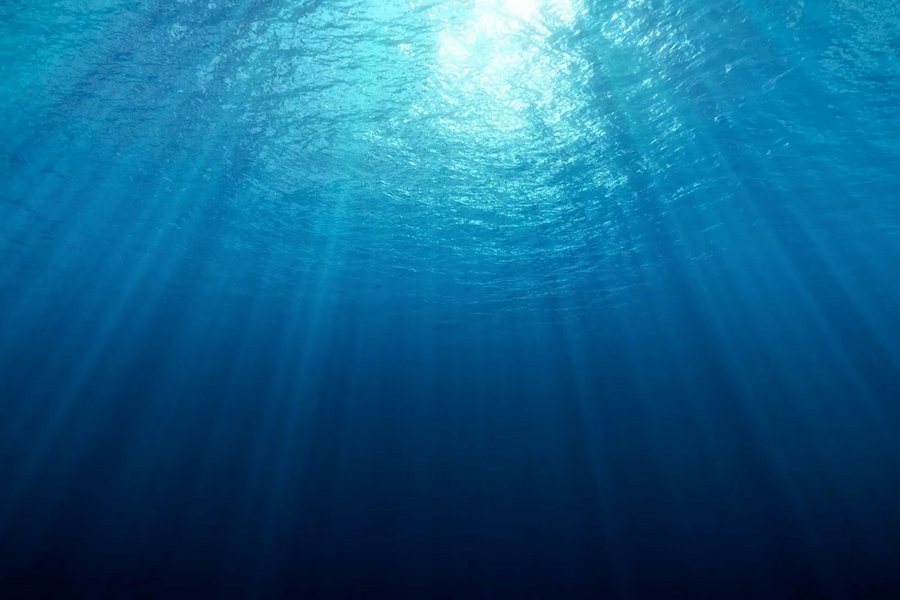 The sunlight breaks through the water surface of the sea