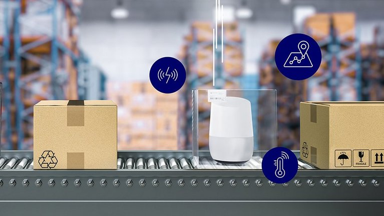 Different packages on a conveyor belt with Smart Label