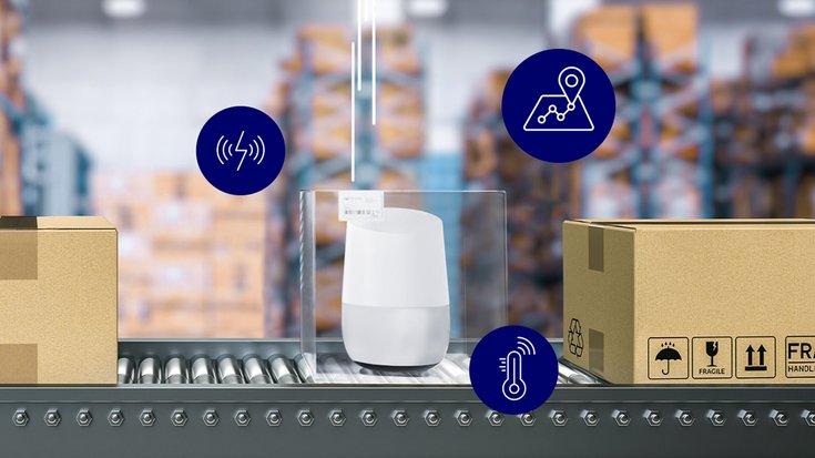 Different packages on a conveyor belt with Smart Label