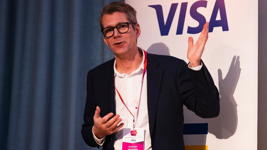 Kristian T. Sørensen speaks in front of a Visa banner at the Mobey Forum in Spielfeld.