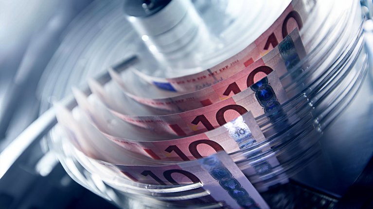 A highspeed G+D banknote processing machine accurately counting and sorting 10 euro notes.