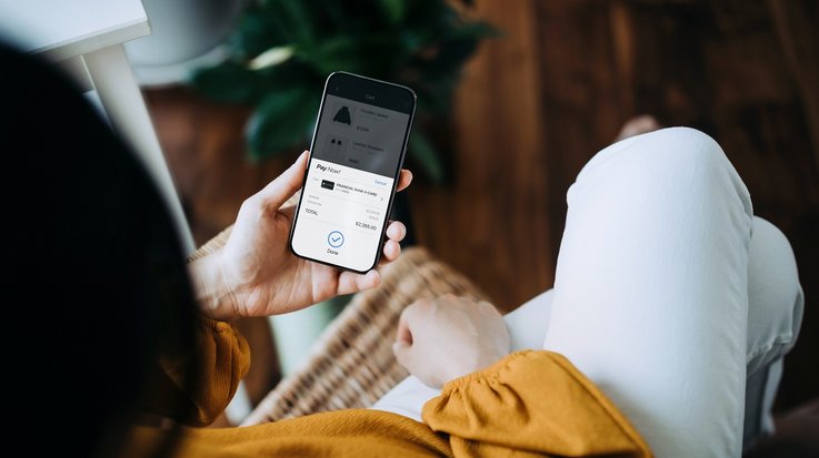 Woman pays with smartphone with only one tap