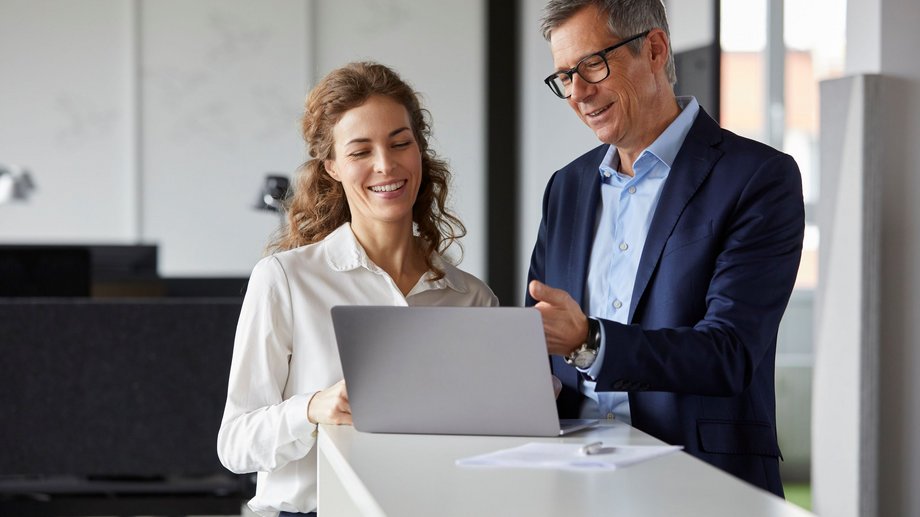 Combining digital services with tangibility of physical interactions in banking