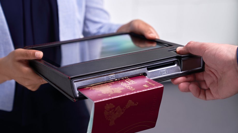 Device for verifying identity