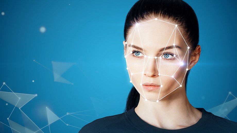 Woman digital biometric authentification