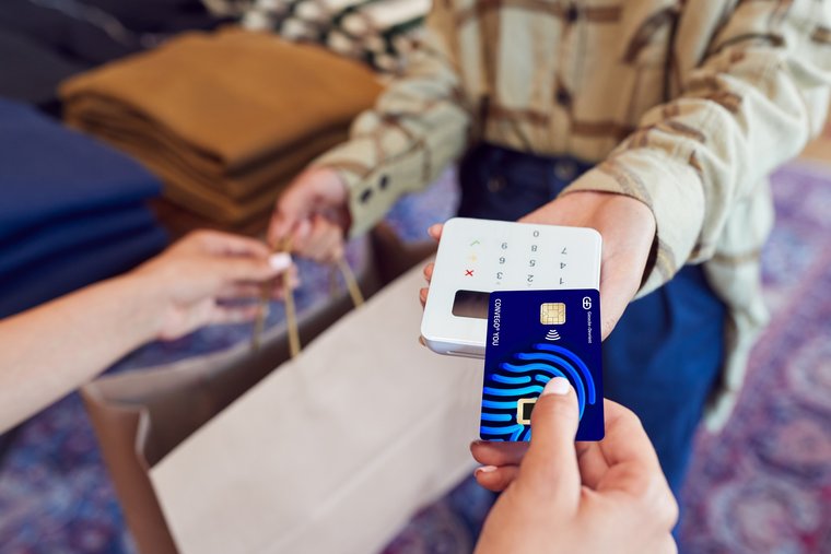 Card payment with a biometric card and fingerprint