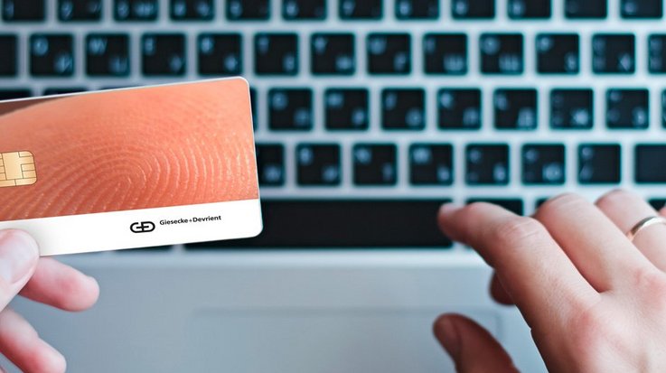 A man connects to his tablet contactlessly with a fob