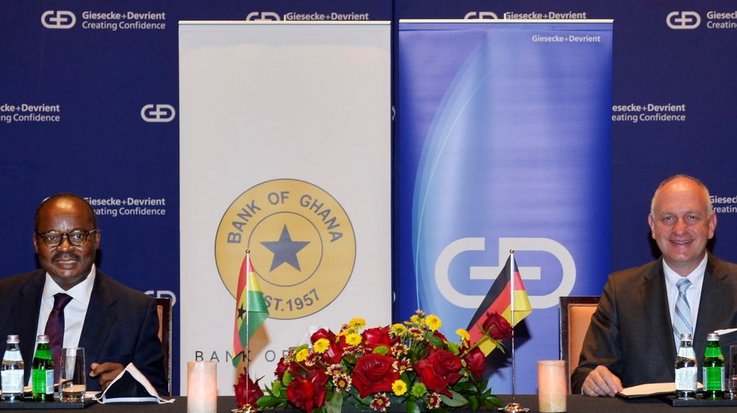Dr. Ernest K.Y. Addision, Governor of Bank of Ghana and Dr. Wolfram Seidemann, CEO of the Giesecke+Devrient Currency Technology business sector, signed an agreement to implement a pilot CBDC in Afrika