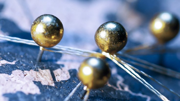 World map with golden pins connected to each other