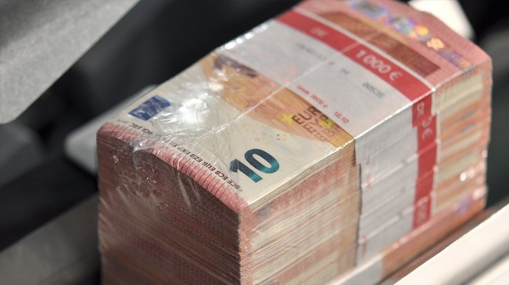 A stack of 10€ bills held together by a plastic foil