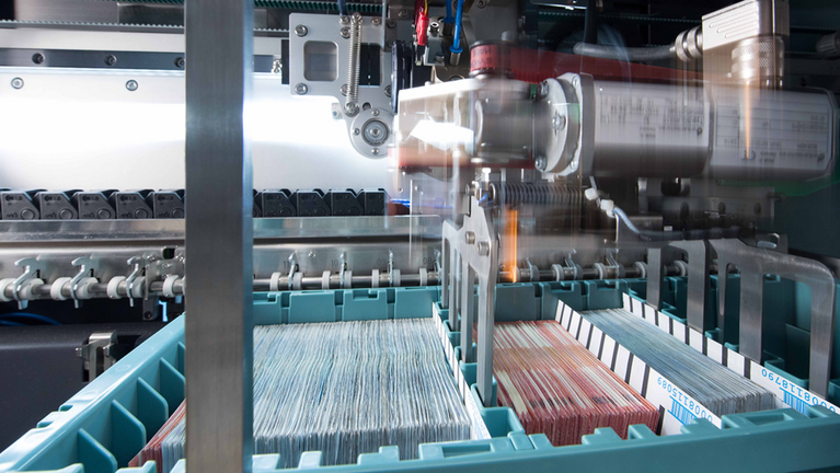 NotaTrays with banknotes are processed automatically by a machine